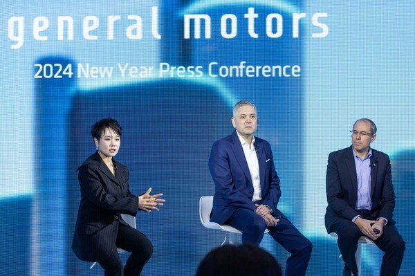 (왼쪽부터) 윤명옥 커뮤니케이션 총괄 겸 최고마케팅책임자 전무, 헥터 비자레알(Hector Villarreal) GM 한국사업장 사장 겸 CEO [출처=한국GM]