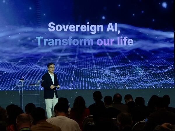 김유원 네이버클라우드 대표가 엔비디아의 연례행사 'GTC 2025'에서 소버린 AI에 관한 발표를 진행하고 있다. [출처=네이버클라우드]