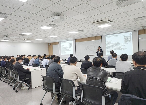 삼성전기 임직원들이 품질 교육을 듣고 있다.[출처=삼성전기]