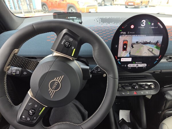 파킹 어시스턴트 플러스 활용해 주차하는 모습. 에이스맨이 스스로 주차하고 있다(사진=EBN)