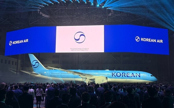 신규 CI 적용한 대한항공 보잉 787-10 항공기 [사진=김태준 기자]