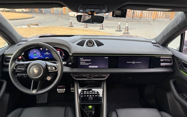 포르쉐 마칸 일렉트릭의 실내 공간 [사진=김태준 기자]