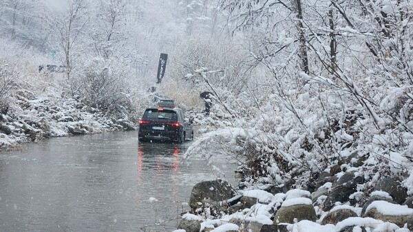 렉서스의 LX 700h가 도강 주행 [사진=진명갑 기자]