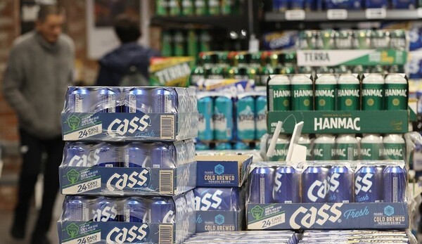 오비맥주는 다음 달 1일부터 카스를 비롯한 주요 맥주 제품의 공장 출고가격을 평균 2.9% 인상한다. 단, 마트에서 가장 많이 팔리는 카스 500㎖ 캔 제품은 가격을 그대로 유지한다. 서울의 한 대형마트에 카스, 한맥 등 맥주 번들이 진열된 모습. [출처=연합뉴스]