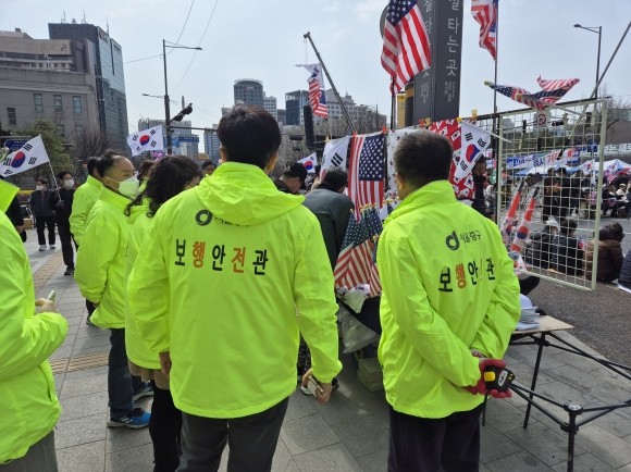 서울 중구가 대통령 탄핵 심판 관련 재난안전대책본부를 꾸린 가운데 관계자들이 대규모 집회가 열리는 세종대로 일대 등을 살펴보고 있다. [출처=중구]