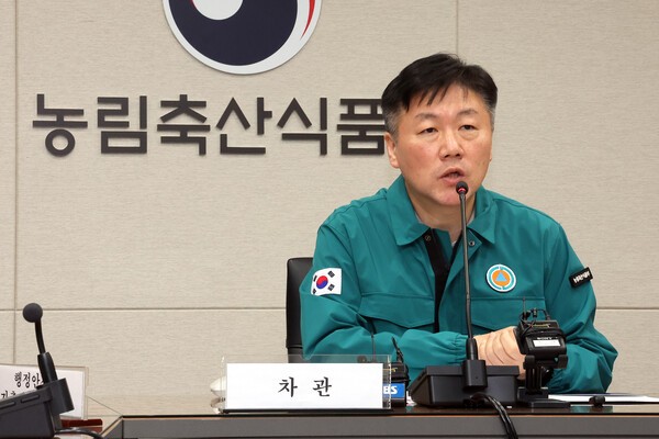 박범수 농림축산식품부 차관이 16일 정부세종청사 농식품부 재난상황실에서 구제역 중앙사고수습본부 회의를 주재하고 있다. [출처=연합뉴스]