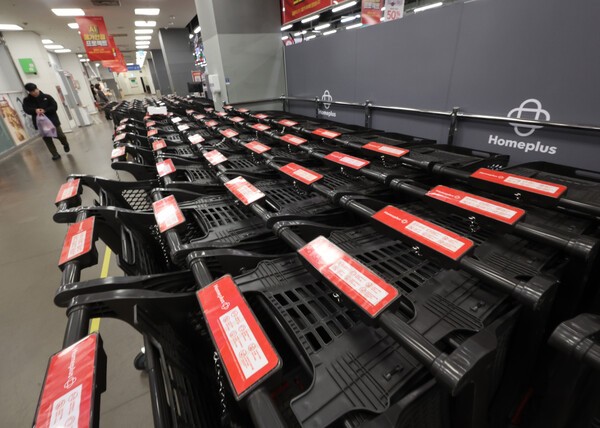 기업회생 절차에 들어간 홈플러스가 영업 정상화를 추진하고 있지만 고용 불안감은 내부에서 번지고 있다. 사진은 지난 20일 서울시내 한 홈플러스 매장. [출처=연합뉴스]