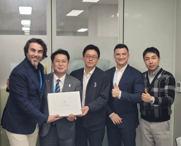 왼쪽부터 Cem Dergin 메인코드 메디컬 대표, 박준상 메인코드 메디컬 부사장, 류재환 제론셀베인 전무, Kemal Resul 메인코드 메디컬 매니저, 이유준 제론셀베인 부장이 기념 촬영을 하고 있는 모습. [제공=제론셀베인]