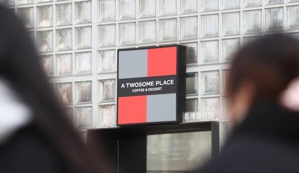 투썸플레이스는 오는 26일부터 대표 제품인 스트로베리 초콜릿 생크림(스초생) 등 케이크와 커피, 음료 등 58종 가격을 평균 4.9% 인상한다. [출처=연합뉴스]