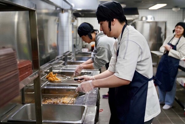 제너시스BBQ그룹은 지난 21일 경기 이천시 소재 치킨대학에서 남양주시 지역 청년들을 대상으로 ‘기업탐방형 일경험 프로그램’을 진행했다. [출처=제너시스BBQ]