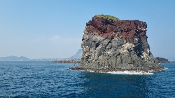 제주 산방산 유람선을 통해 바라본 제주 바다 전경. [출처=하나투어]