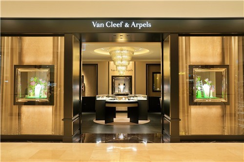 롯데백화점은 '하이 주얼리'(고급 장신구) 브랜드인 반클리프 아펠과 그라프가 각각 본점 1층에 입점했다고 밝혔다. [출처=롯데백화점]