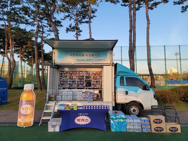 산불 피해 지역에 의약품과 박카스를 전달하는 봉사약국 트럭의 모습. [제공=동아제약]