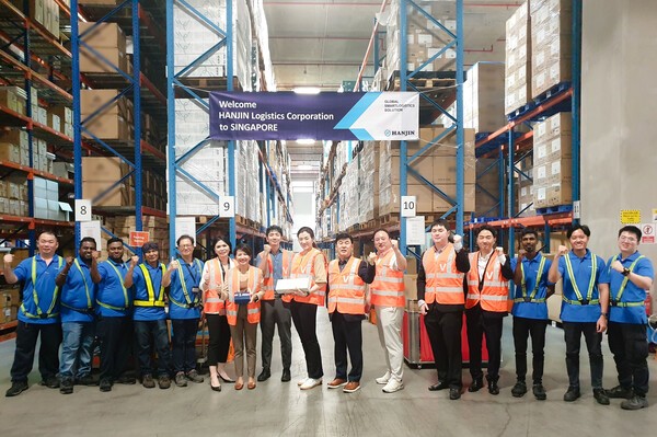 좌측 아홉 번째부터 조현민 사장, 노삼석 대표이사 사장이 기념사진을 촬영하고 있다.[출처=한진]