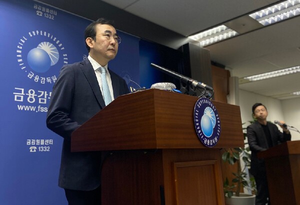 25일 금감원 이세훈 수석부원장이 발표한 이해관계자 등과의 부당거래에 대한 최근 검사사례에서 기업은행에서 퇴직 임직원, 임직원의 가족·친인척, 입행동기, 거래처 관계자 등 이해관계가 있는 자와의 관계 등을 통해 총 882억원(58건)의 부당대출이 확인됐다.[출처=EBN]