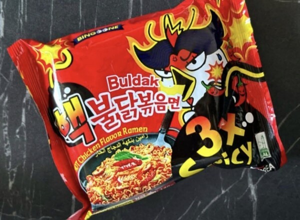              세계 곳곳에서 팔리고 있는 짝퉁 불닭볶음면 모습. [출처=서경덕 성신여대 교수 페이스북 캡처]
