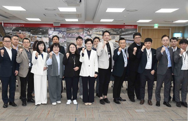 25일 홈플러스 본사에서 홈플러스 경영진과 한마음협의회 전사 위원이 참석한 가운데 전사 협의회가 진행됐다. 홈플러스 노사는 이 자리를 통해 회사 정상화를 위해 함께 노력할 것을 결의했다. [출처=홈플러스]