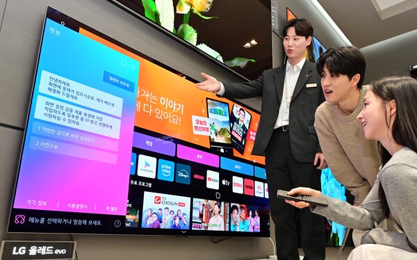 LG전자는 27일부터 LG전자 베스트샵 주요 매장에서 2025년형 올레드 TV 판매를 시작한다. 사진은 모델이 TV 사용 중 문의 사항이나 문제 발생 시 원인을 분석하고 해결 방법을 제시하는 ‘AI 챗봇’ 기능을 체험하는 모습 [출처=LG전자]