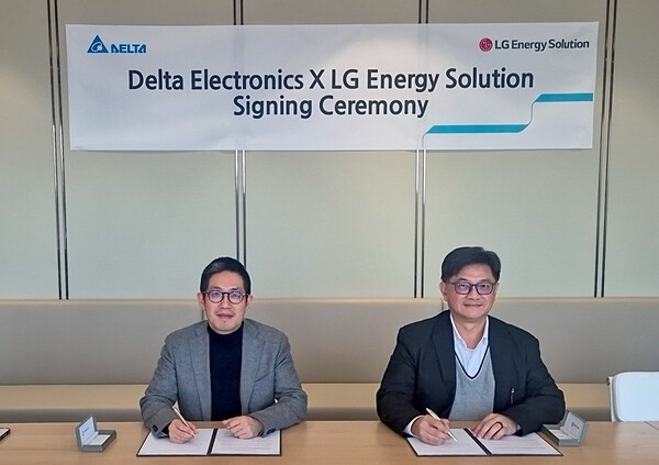 LG에너지솔루션 김형식 ESS전지사업부장과 델타 일렉트로닉스 PVI 사업부 총괄 책임자 마이크 왕(Mike Wang)이 파트너십을 체결하고 있다. [출처=LG에너지솔루션]