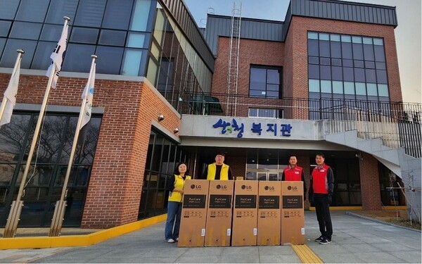 LG전자 설치기사들이 산불 피해지역 이재민 대피소로 활용되는 경남 산청군 산엔청복지관을 찾아 공기청정기를 전달하고 있다. [출처=LG]