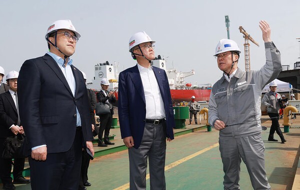 김병환 금융위원장이 24일 대한조선 해남공장 현장을 방문해 현장점검을 하고 있다. [출처= 금융위]
