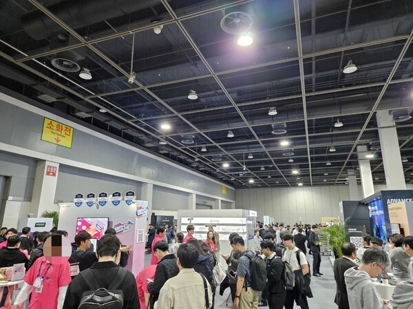 26일 서울 서초구 aT센터에 개최된 마이크로소프트 AI 투어에서 관람객이 구경하고 있다. [출처=진운용 기자]