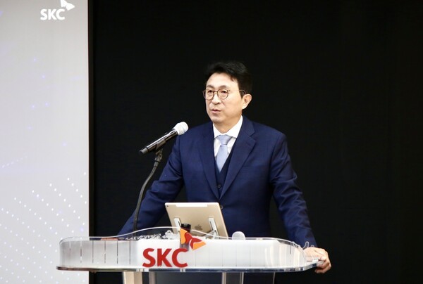 박원철 사장이 26일 서울 종로구 본사 6층에서 열린 제52기 정기 주주총회에서 총회 의장을 맡아 주총을 진행하는 모습. [출처=SKC]