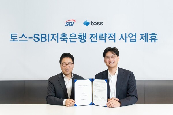 SBI저축은행과 토스(비바리퍼블리카)가 지난 25일 토스 본사에서 전략적 MOU를 체결했다.  (사진 왼쪽부터 SBI저축은행 김문석 대표, 토스 이승건 대표) [출처=SBI저축은행]