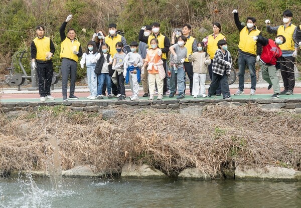 한강 지천 지킴이 릴레이 봉사활동 모습.[출처=HDC현대산업개발]