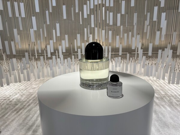 바이레도의 ‘블랑쉬 앱솔뤼 드 퍼퓸’. [출처=EBN 이재아 기자]