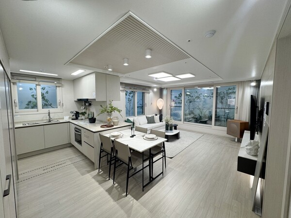 창원 메가시티 자이&위브 전용 74㎡B 주방과 거실 전경.