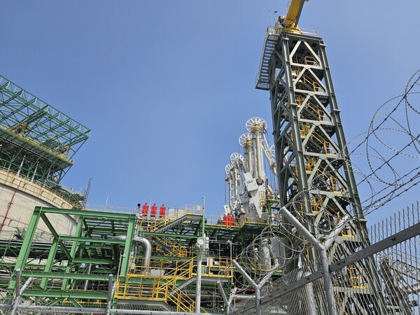 울산 북항 코리아에너지터미널(KET)에 있는 부두 로딩암. [출처=이남석 EBN 기자]