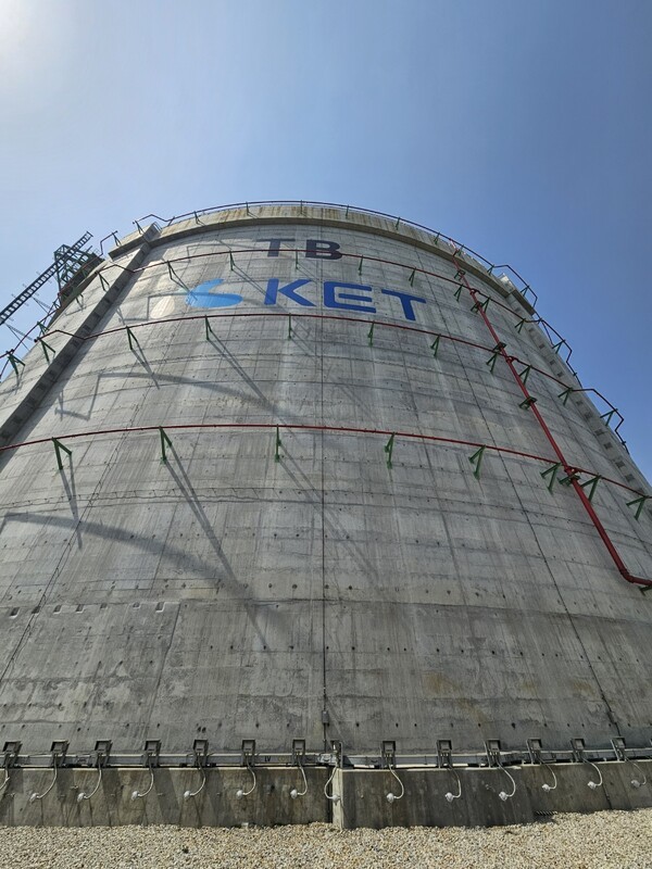울산 북항 코리아에너지터미널(KET)에 있는 LNG 저장 탱크. [출처=이남석 EBN 기자]