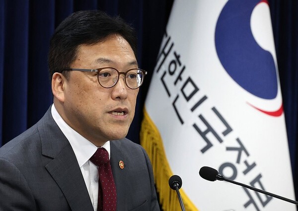 김병환 금융위원장이 정부 가계대출 관리 기조에 대한 비판에 대해 "가계대출의 양을 적정하게 관리하면서 내리는 기준금리를 대출금리에 반영하는 목표함수가 두 가지이기 때문"이라고 설명했다.  [출처=연합 ]