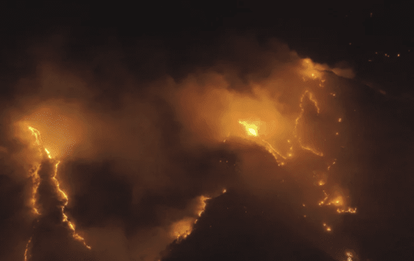 26일 오후 9시 21분께 전북 무주군 부남면의 한 주택에서 난 불이 산으로 번져 연기가 치솟고 있다. [출처=전북특별자치도 소방본부]