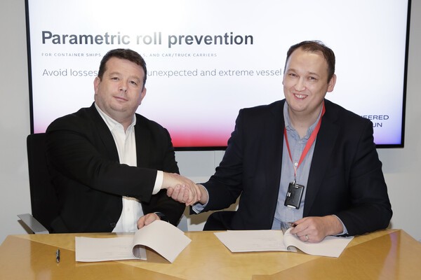 (왼쪽부터)엠마누엘 델란 CMA CGM 그룹 운영 총괄과 토마스 아리파이넨 ABB 마린 서비스 및 디지털 총괄이 파라메트릭 롤 알고리즘 개발에 대한 협력 서명식을 갖고 기념 촬영을 하고 있다. [출처=ABB코리아]