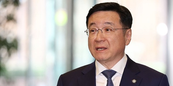 이찬희 삼성 준법감시위원장이 지난 18일 서울 서초구 삼성생명 사옥에서 열린 3기 준감위 정례회의 참석 전 기자들 질문에 답하고 있다. [출처=연합]