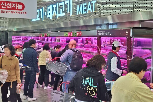 롯데마트 제타플렉스 서울역점 축산 매장에서 고객들이 50% 할인 1등급 한우를 쇼핑하고 있다. [출처=롯데마트]