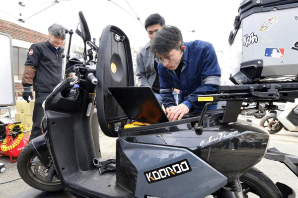 LG에너지솔루션 배터리 교환 서비스 ‘KooRoo’의 배달 라이더 대상 ‘전기 이륜차 무상 점검’ 현장 [출처=LG에너지솔루션]