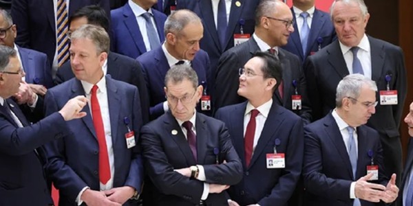 이재용 삼성전자 회장(앞줄 왼쪽 네번째)이 지난 23일 중국 베이징의 댜오위타이 영빈관에서 열린 중국개발포럼(CDF) 기념사진 촬영 전 참석자들과 대화를 나누고 있는 모습 [출처=연합]