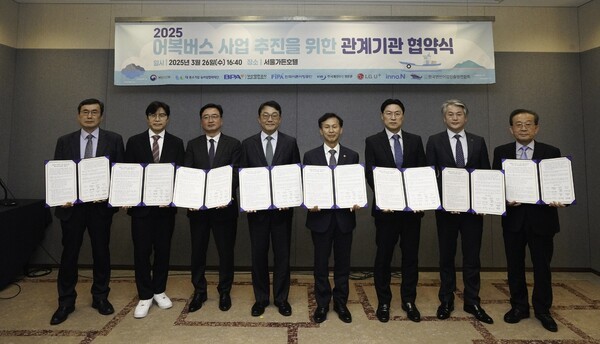 HK이노엔 전략지원실 김기호 전무(왼쪽 3번째), 해양수산부 송명달 차관(왼쪽 5번째). [출처=HK이노엔]