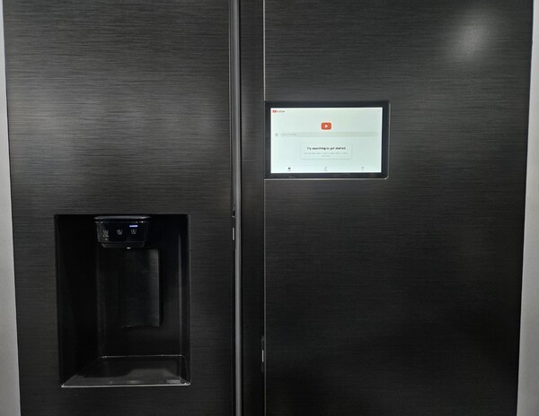 삼성전자 냉장고에 탑재된 디스플레이를 통해 유튜브 시청도 가능하다. [출처=진운용 기자]