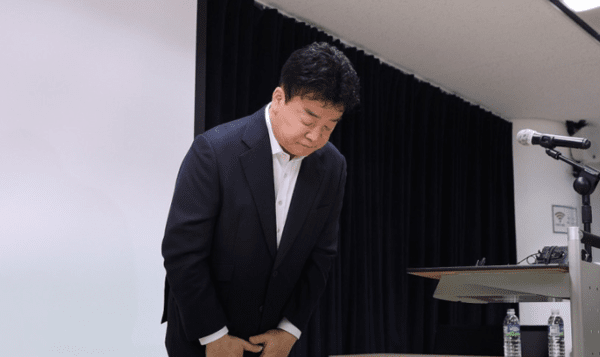 백종원 더본코리아 대표가 28일 서울 서초구 스페이스쉐어 강남역센터에서 열린 첫 정기 주주총회에서 주주들을 향해 사과하고 있다.[출처=연합]