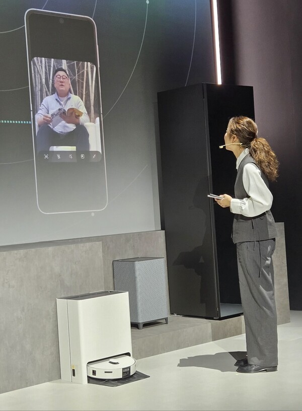 삼성전자 직원이 '비스포크 AI 스팀'의 '홈 모니터링' 기능을 통해 부모님과 대화하고 있다. [출처=진운용 기자]