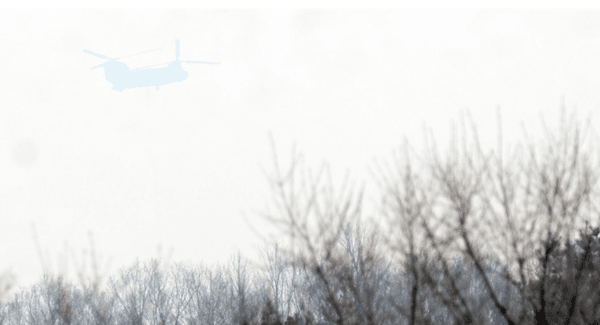 28일 오전 경남 산청군 시천면 상공에서 CH-47 치누크(Chinook) 헬기가 산불 진화를 위해 이동하고 있다. [출처=연합뉴스] 