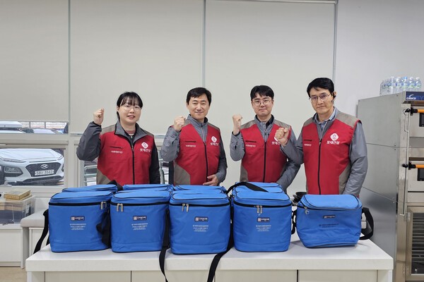 롯데건설 샤롯데 봉사단이 의정부 지역에서 봉사활동 후 기념촬영을 하고 있다.[출처=롯데건설]