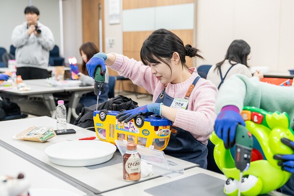 지난 1월 밸유 봉사단 3기가 롯데케미칼 의왕사업장에 방문해 사회공헌활동을 진행한 모습. [출처=롯데]