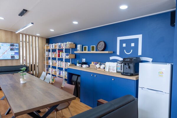 롯데는 지난해 11월 계룡대 공군부대에 장병들을 위한 청춘책방을 개관했다. [출처=롯데]