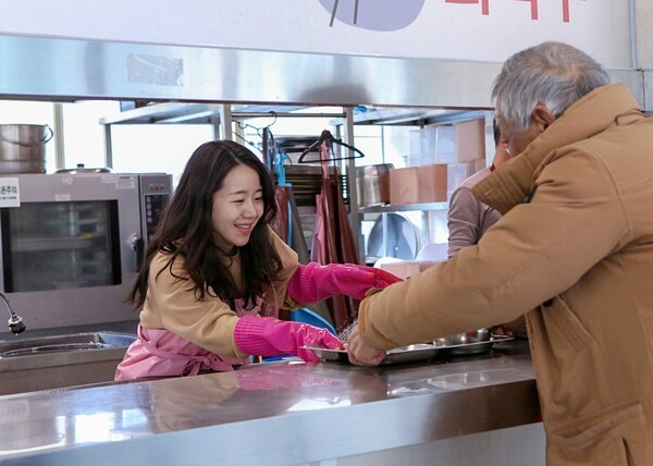 금호석유화학 직원이 급식 봉사활동을 진행하고 있다. [출처=금호석유화학]