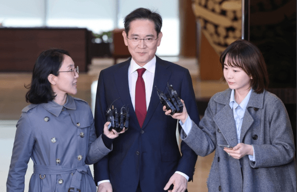 중국을 방문했던 이재용 삼성전자 회장이 28일 오후 서울 강서구 김포공항을 통해 귀국하고 있다. [출처=연합]